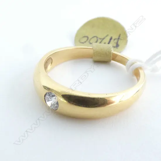 18CT GOLD BAND SHOT SET WITH 0.16CT DIAMOND