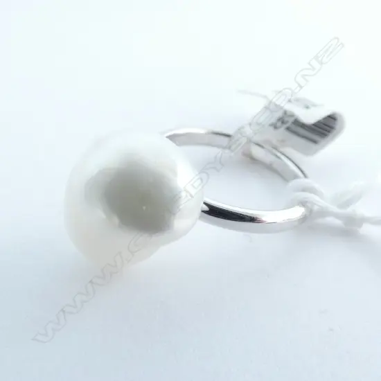 18CT WHITE GOLD AND SOUTH SEA KESHI PEARL RING (VALUATION)