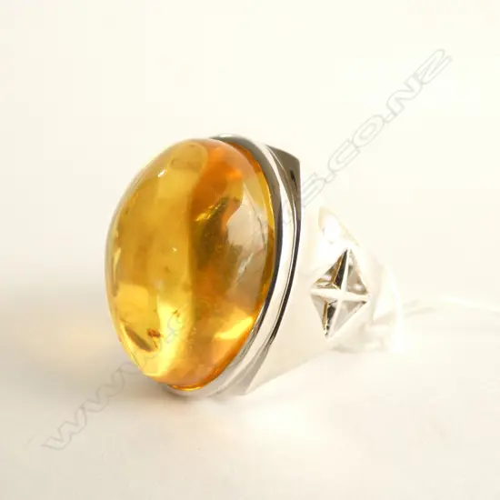 LGE SILVER AMBER RING INSECT WITHIN THE AMBER