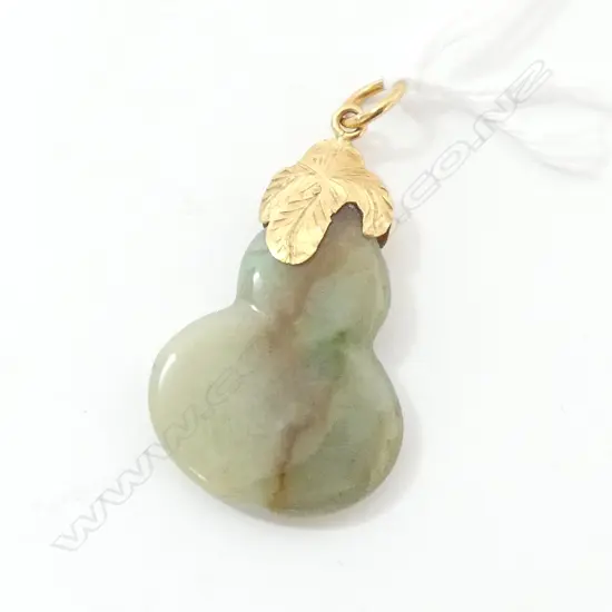 JADE PENDANT WITH 22ct GOLD SETTING