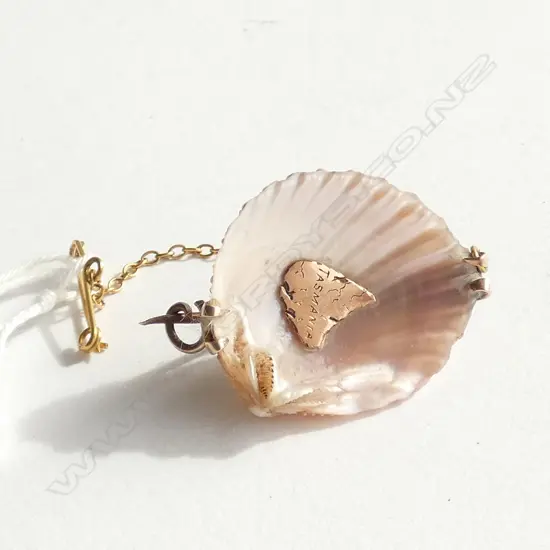 VINTAGE 10CT ROSE GOLD MOUNTED SHELL BROOCH
