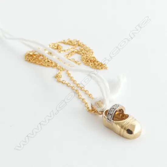 9CT YELLOW GOLD AND DIAMOND SHOE PENDANT