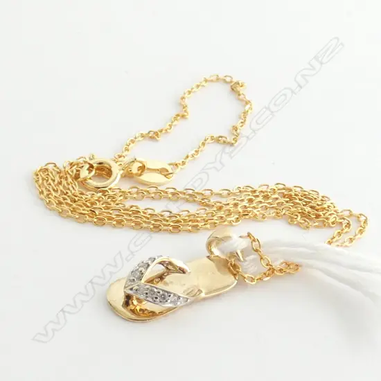 9CT YELLOW GOLD AND DIAMOND JANDAL PENDANT