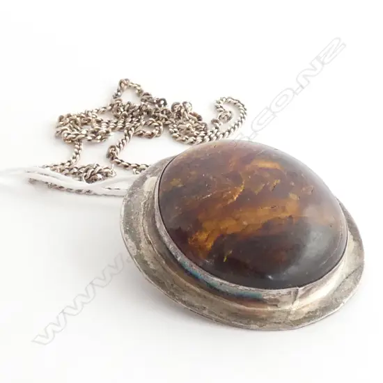 LG AMBER & SILVER RIMMED PENDANT (DIA. 40MM) & CHAIN