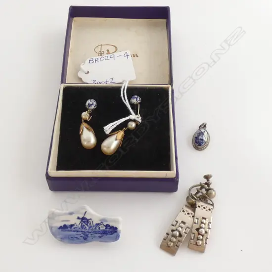 BOX COSTUME JEWELLERY EARRINGS & DELFT BROOCH / PENDANT & EARRINGS