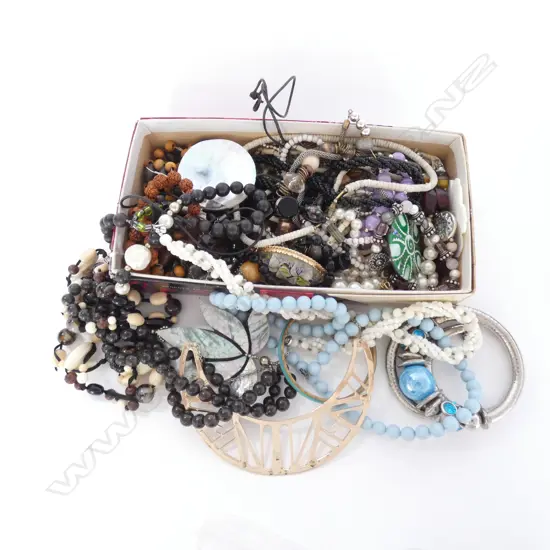 SM BOX MIXED COSTUME JEWELLERY 