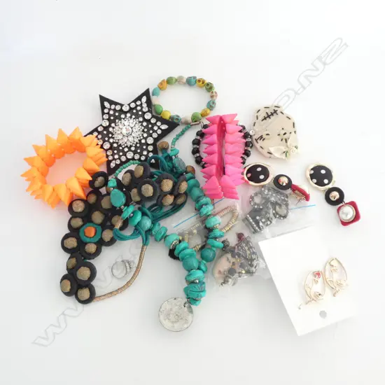 ASSORTED ITEMS COSTUME JEWELLERY BRACELETS BANGLES ETC AF