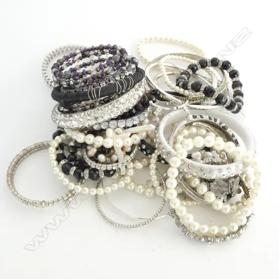 ASSORTED ITEMS COSTUME JEWELLERY BRACELETS NECKLACES ETC
