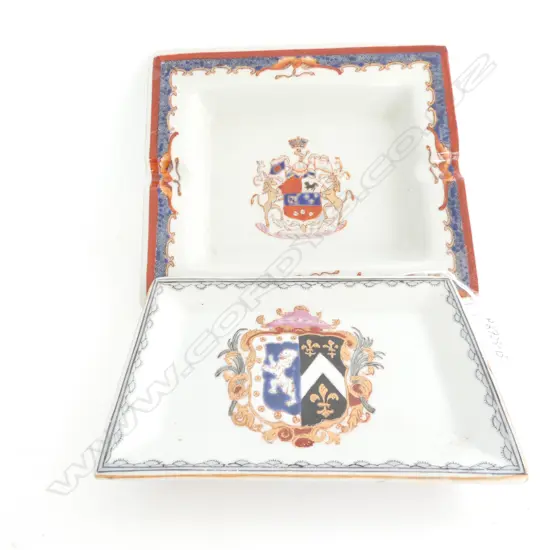 TWO CHINESE EXPORT ARMORIAL PIECES; ASHTRAY (190X170MM) & DISH (165X110MM)