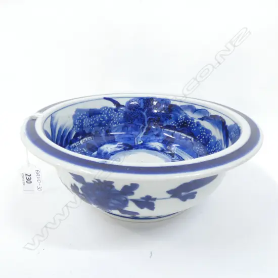 19TH CENTURY JAPANESE BLUE & WHITE IMARI BOWL - DIA 235MM