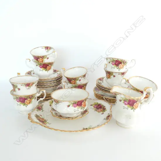 ROYAL ALBERT OLD COUNTRY ROSES 12 PC SET; 4 CUPS  / 4 SAUCERS/ 4 SIDE PLATES