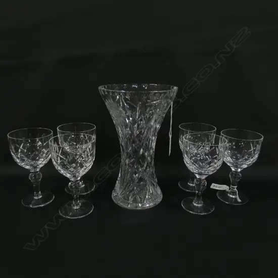6 CUT CRYSTAL STEMMED WINE GLASSES (H 130MM) & LG CUT CRYSTAL VASE (H 210MM)