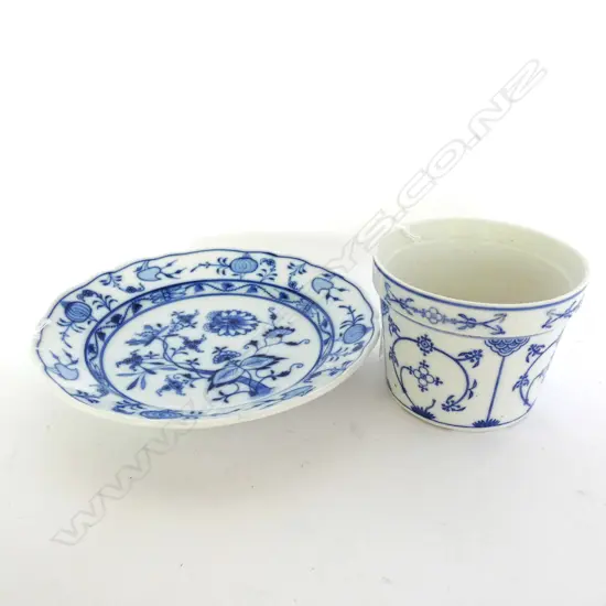 MEISSEN BLUE ONION PLATE (DIA 255MM) & BLUE & WHITE FLUTED FLOWERPOT (DIA 135MM)