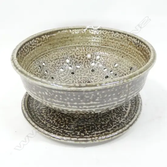 NZ STUDIO POTTERY SALT GLAZE COLANDER WITH RESTING PLATE D205MM