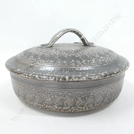 NZ STUDIO POTTERY SALT GLAZE BUNT PAN D235MM