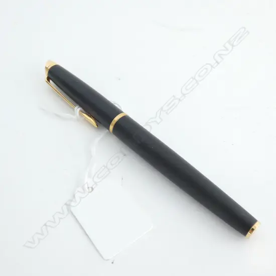 WATERMANS FOUNTAIN PEN - BLACK CASING WITH GOLD ACCENTS 