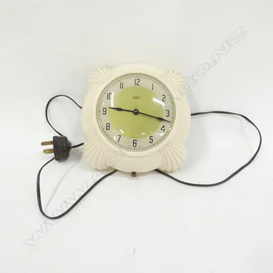 1960'S METAMEC CREAM BAKELITE ELECTRIC WALL CLOCK - DIA 165MM