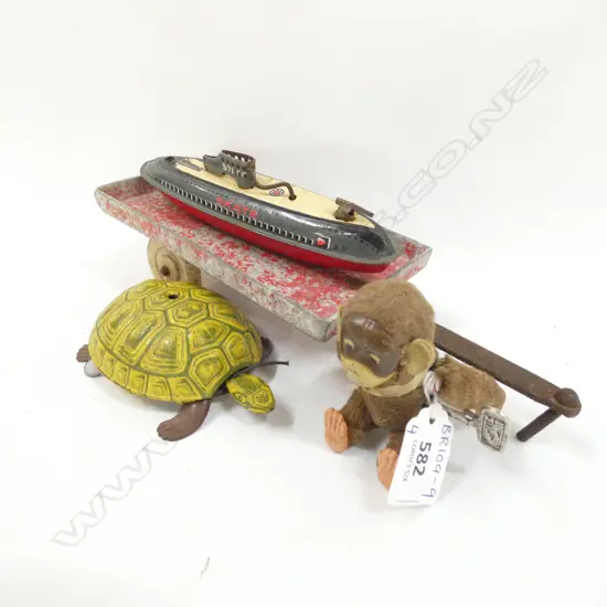 4 VTG TOYS; WIND UP SOMERSAULTING MONKEY -WORKS (H.100MM) 2 TIN PLATE TOYS; SUBMARINE & TORTOISE & FUN HO TRAILER...