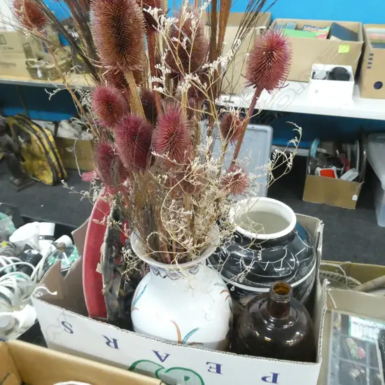 BOX LOT - 3 LG VASES (1 WITH DRIED FLOWERS) / AMBER GLASS 1/2 GALLON BOTTLE & RETRO TABLE LAMP