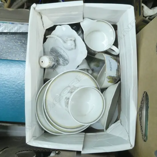 SMALL BOX CHINA & PORCELAIN - INCL WEDGWOOD CUPS & SAUCERS & SOUVINEER WARE