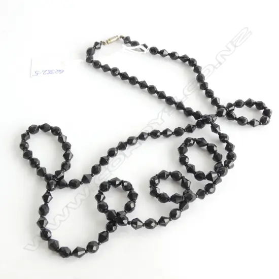 (19072) VINTAGE FRENCH JET LONG NECKLACE REQUIRES ATTENTION