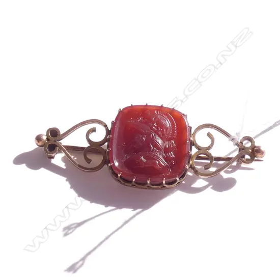 (19707) C1900 9CT GOLD & GLADIATOR PANEL BROOCH