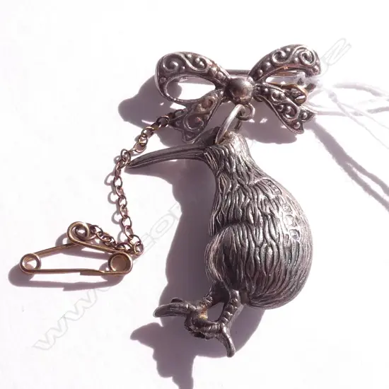 (19659) SILVER SUSPENDED KIWI & BOW BROOCH