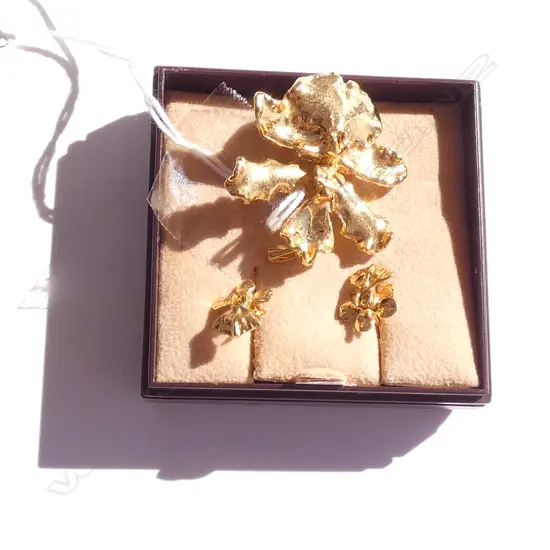GOLD PLATED ORCHID BROOCH AND PAIR OF EARRINGS