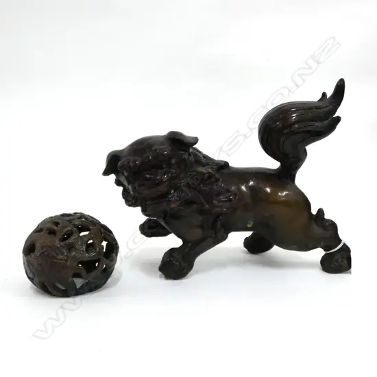 ORIENTAL METAL DOG ON BALL L.310mm
