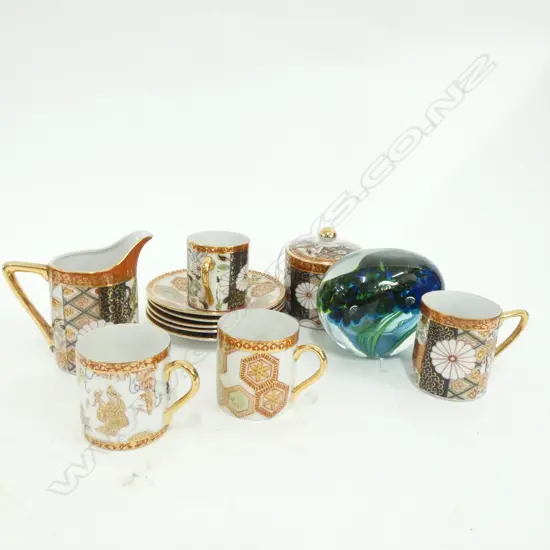 11 PCE JAPANESE TEA SET + SIGNED ART GLASS PAPER WEIGHT W.105mm