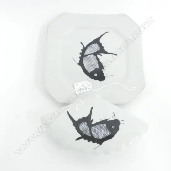 CHINESE PLATE + LIDDED BOX WITH BLACK FISH DECORATION L 200 MM