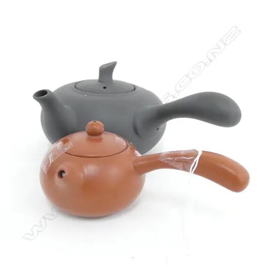 2 CHINESE ZI SHA TEAPOTS WITH HANDLES L 210 MM