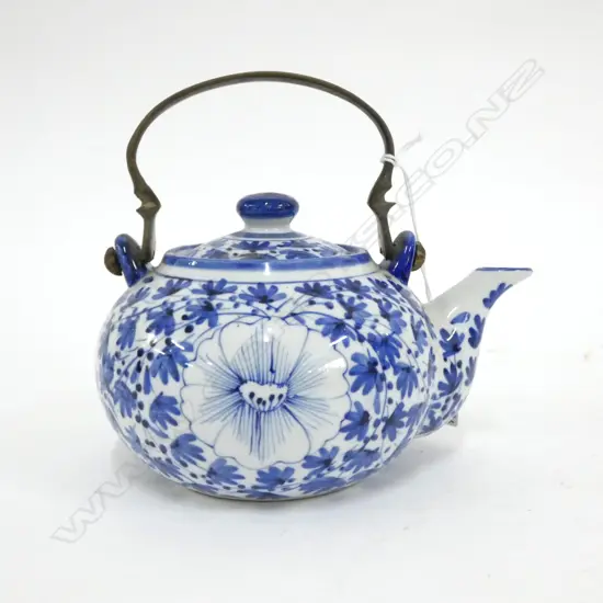 CHINESE B/W TEAPOT H.155mm