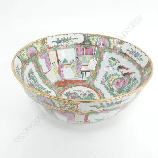 A LARGE CHINESE FAMILLE ROSE BOWL D 350 MM