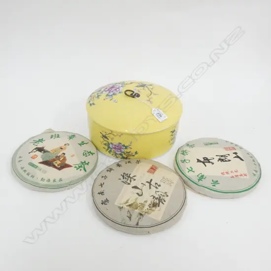 FINE ORIENTAL PORCELAIN TEA BOX WITH 3 TEA CAKES
