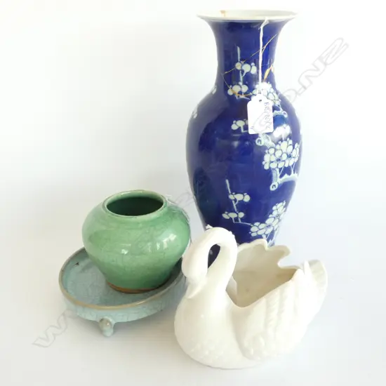 GREEN CRACKLE GLAZE JAR, STAND AF, B/W VASE REPAIRED H.305mm, SWAN