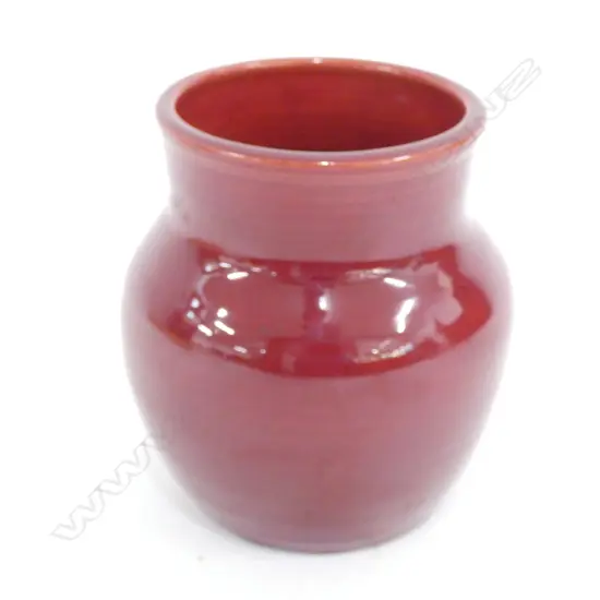 OLIVE JONES NZ POTTERY RED VASE H.140MM
