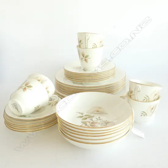 ROYAL DOULTON 'YORKSHIRE ROSE' SIX PLACE DINNER SET