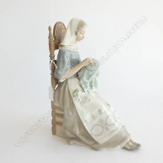 LLADRO 'EMBROIDERER' #4865 H.275mm