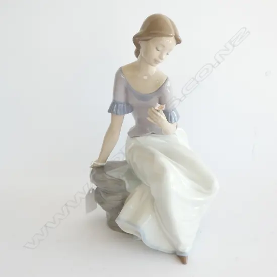 NAO LADY WITH FLOWER #1392 H.270mm