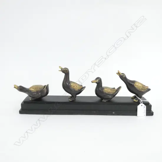 4 DUCKS ON STAND BRONZE WITH ANTIQUE FINISH L.370mm