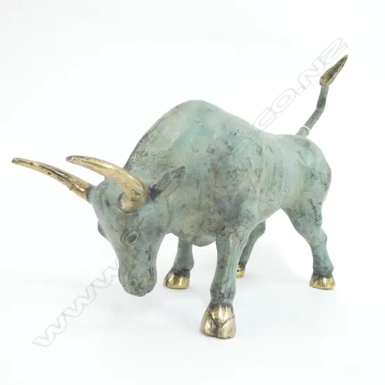 BRONZE BULL SCULPTURE W VERTIGRIS PATINATION L.380mm TAIL AF