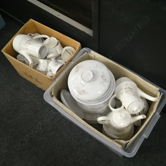 2 BOXES CROWN LYNN 'SPRING FAIR' DINNER SERVICE