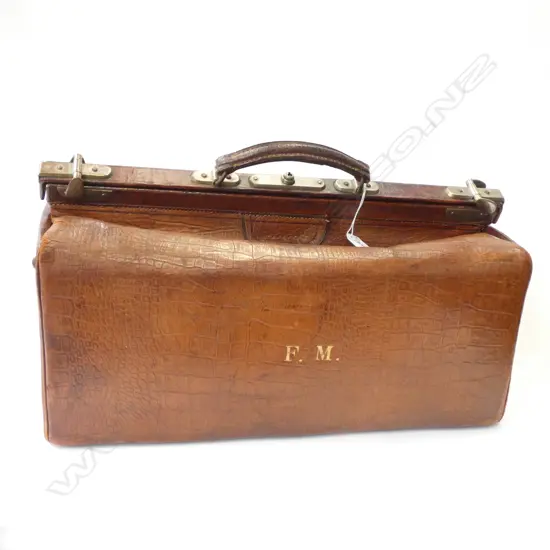 LARGE VINTAGE LEATHER GLADSTONE BAG, L. 510mm