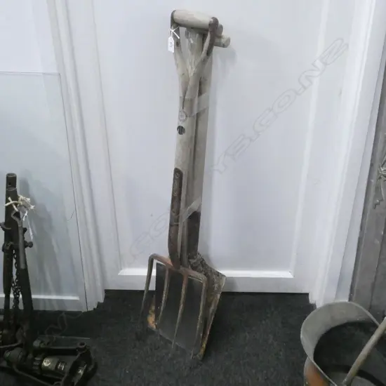 3 VINTAGE GARDEN TOOLS; 2 SPADES & A FORK L.1030mm