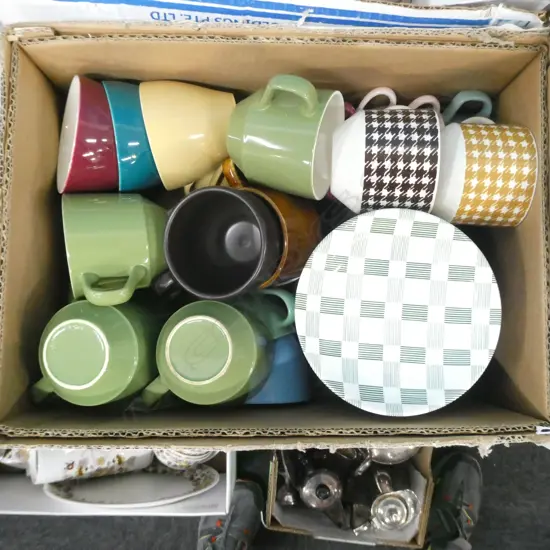 BOX OF VINTAGE CUPS, SAUCERS, PLATES INCL. CROWN LYNN
