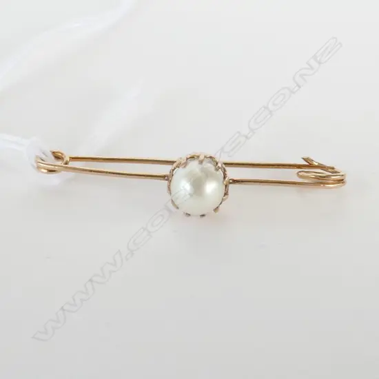 9CT GOLD AND PEARL BROOCH (RETAIL REPLACEMENT $369)