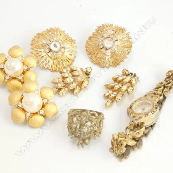 8 COSTUME JEWELRY PCES