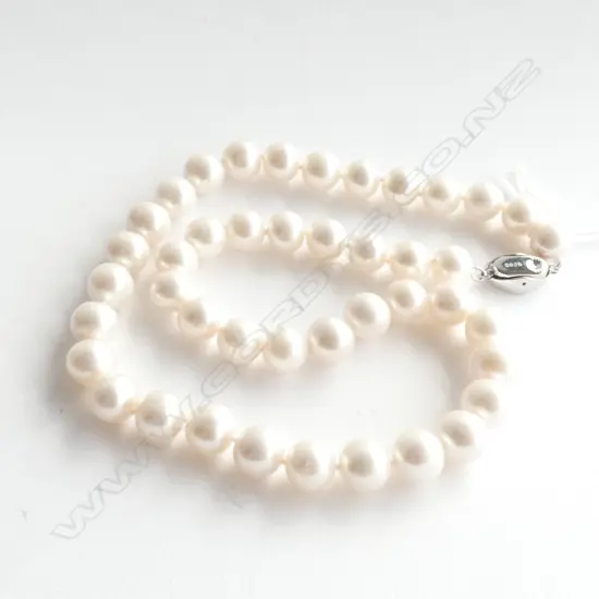 PEARL NECKLACE WITH SILVER CLASP