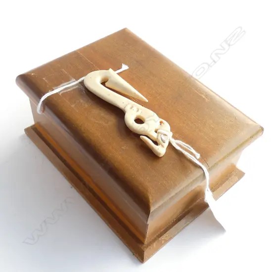 WOODEN BOX L.150mm & MAORI BONE HOOK L.90mm